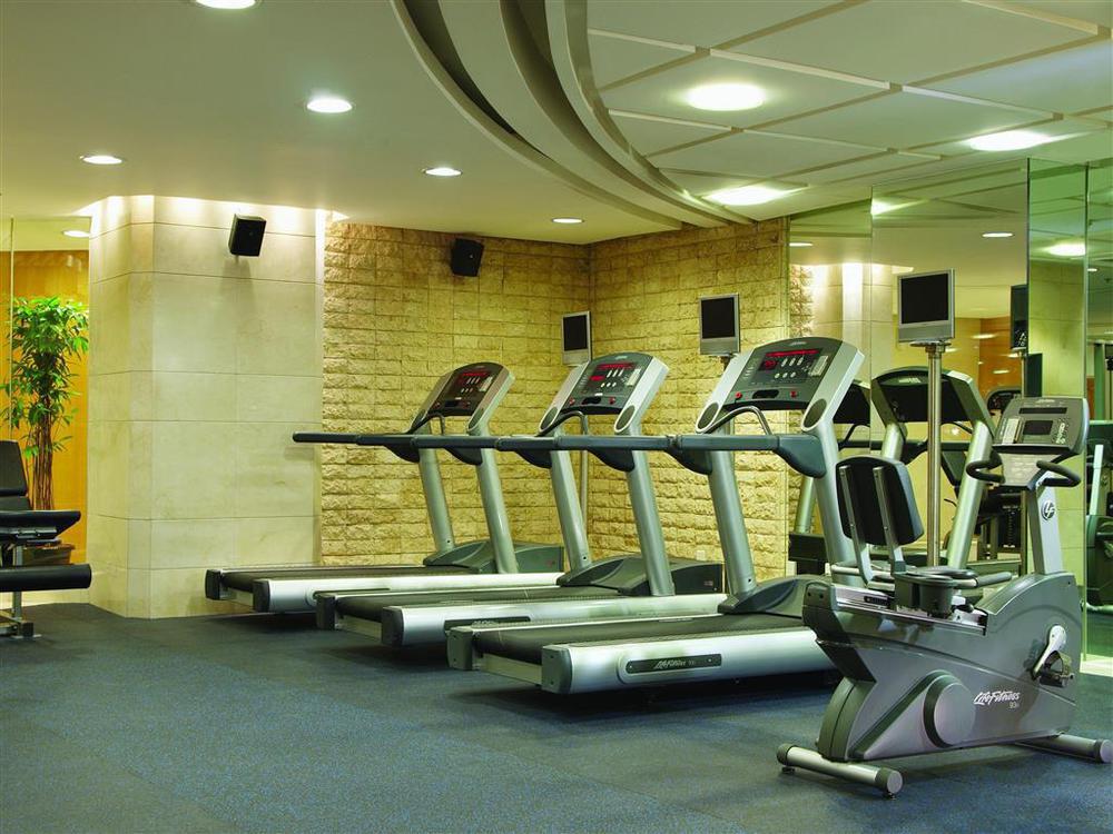 New Coast Hotel Manila Instalações foto A gym in a hotel