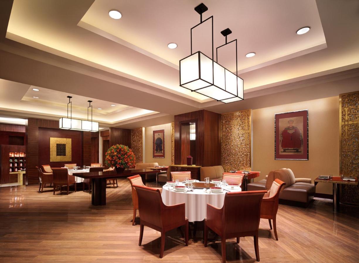 New Coast Hotel Manila Exterior foto The interior of the restaurant