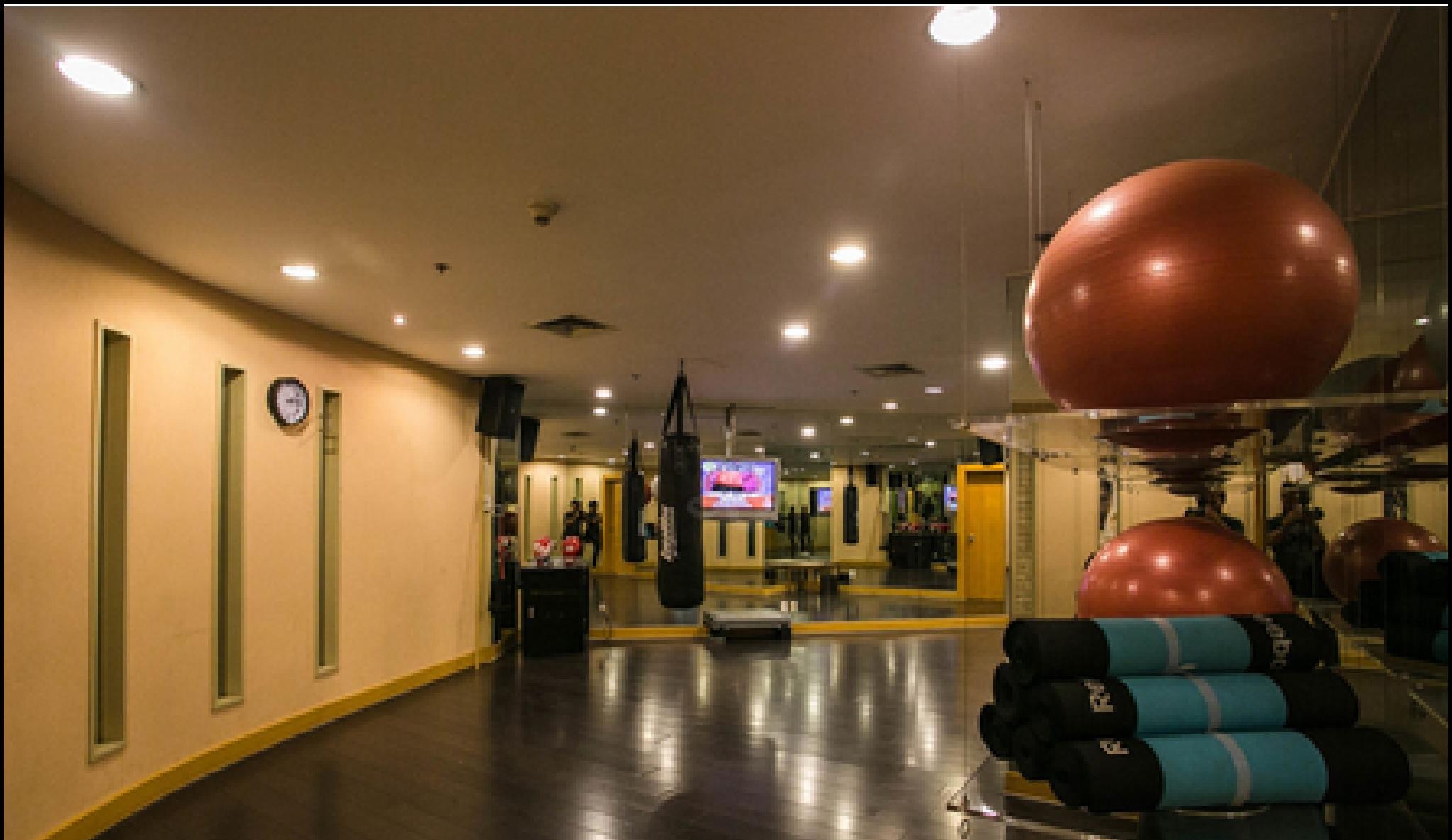 New Coast Hotel Manila Exterior foto The gym at the hotel