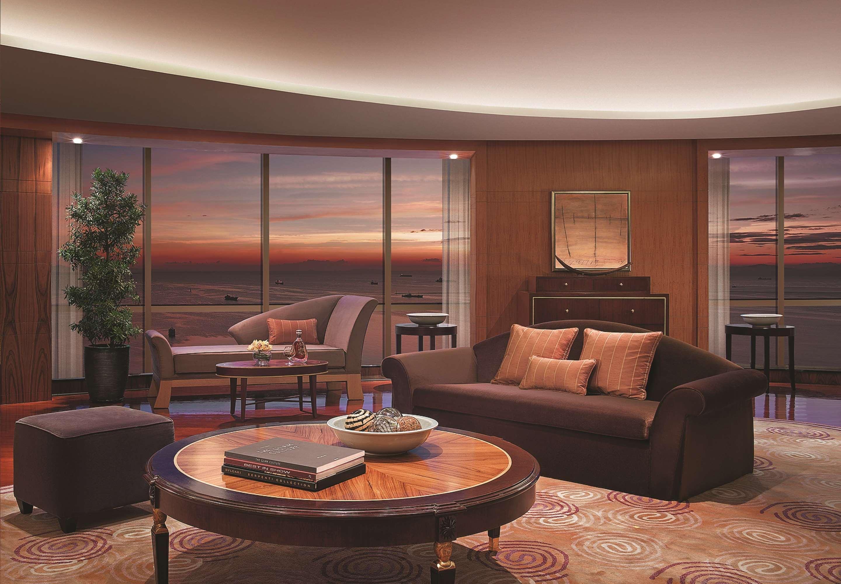New Coast Hotel Manila Exterior foto A living room in a suite at the Mandarin Oriental, Hong Kong