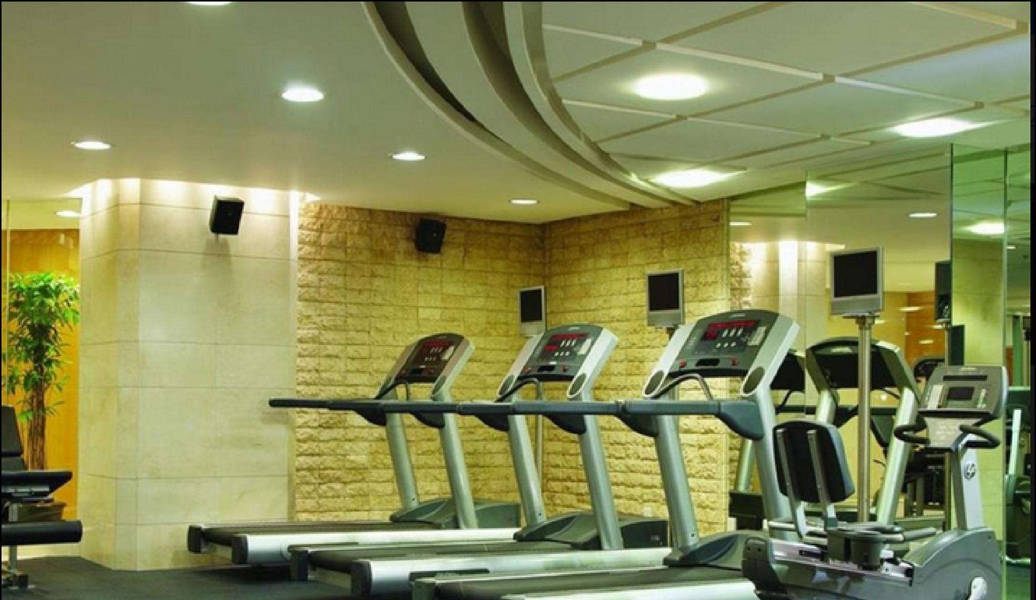 New Coast Hotel Manila Instalações foto The gym at the hotel