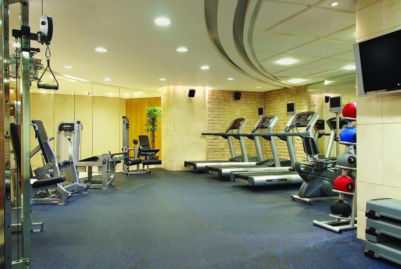 New Coast Hotel Manila Exterior foto The gym at the hotel