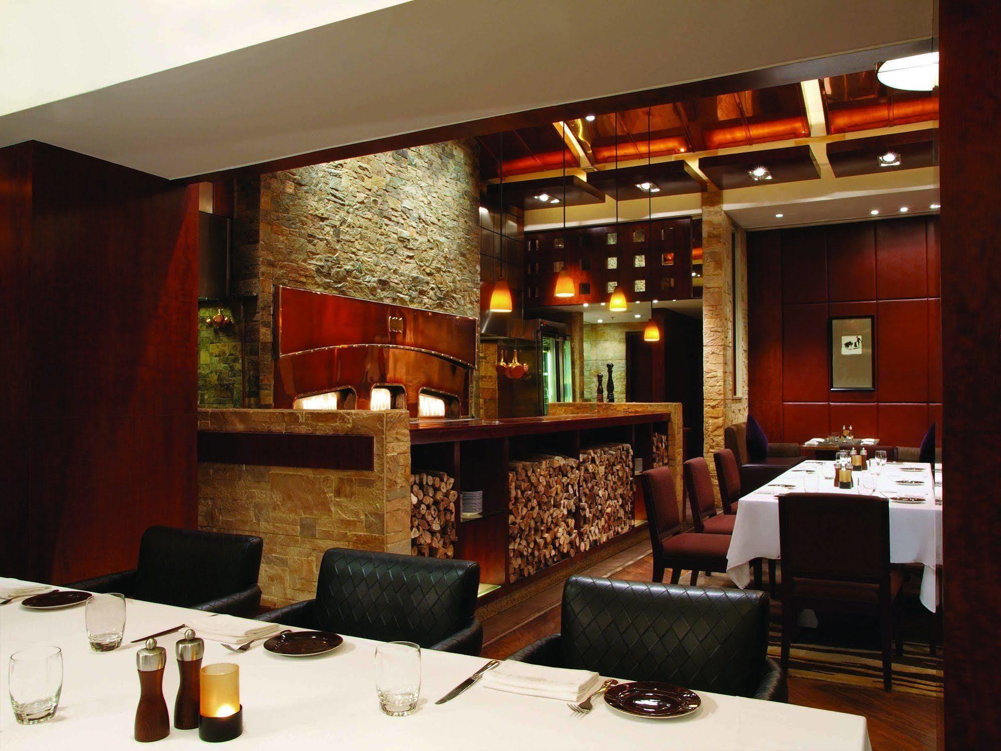 New Coast Hotel Manila Restaurante foto Interior of a PF. Chang's restaurant