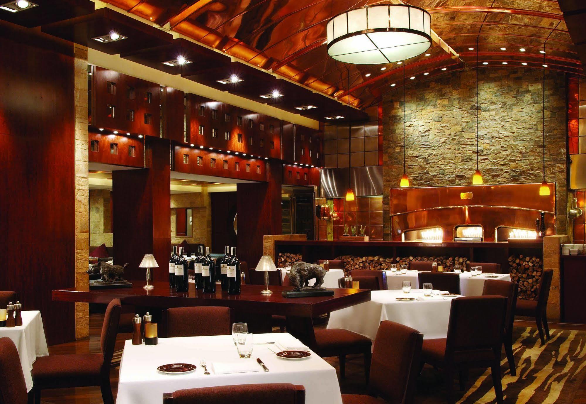New Coast Hotel Manila Exterior foto Interior of a restaurant