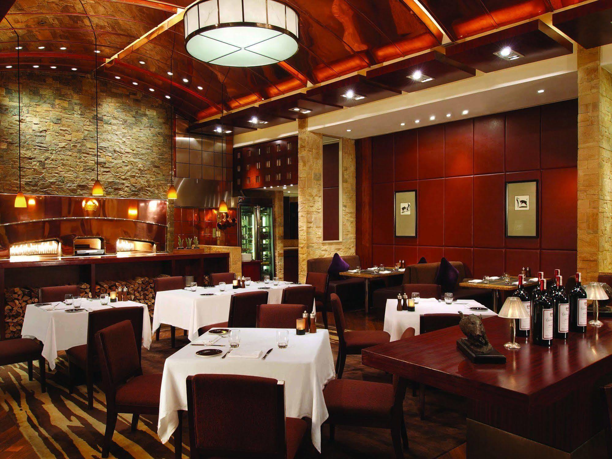 New Coast Hotel Manila Exterior foto Interior of a PF. Chang's restaurant