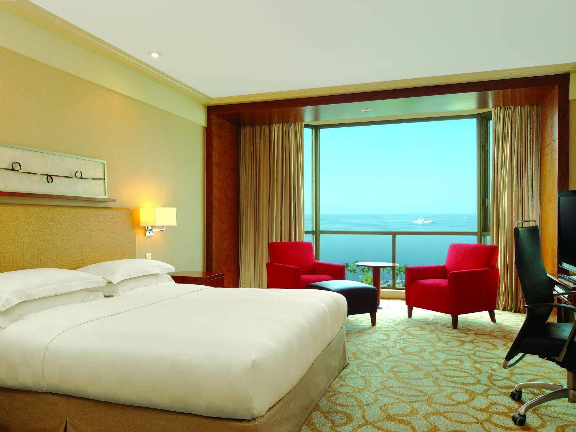 New Coast Hotel Manila Exterior foto A room at the Jumeirah Beach Hotel