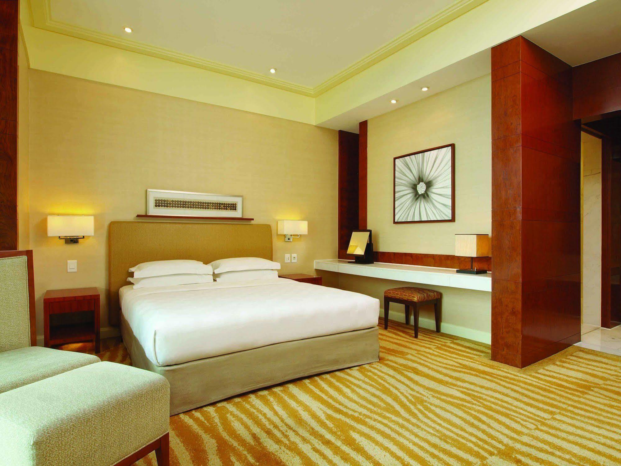 New Coast Hotel Manila Exterior foto A room at the hotel