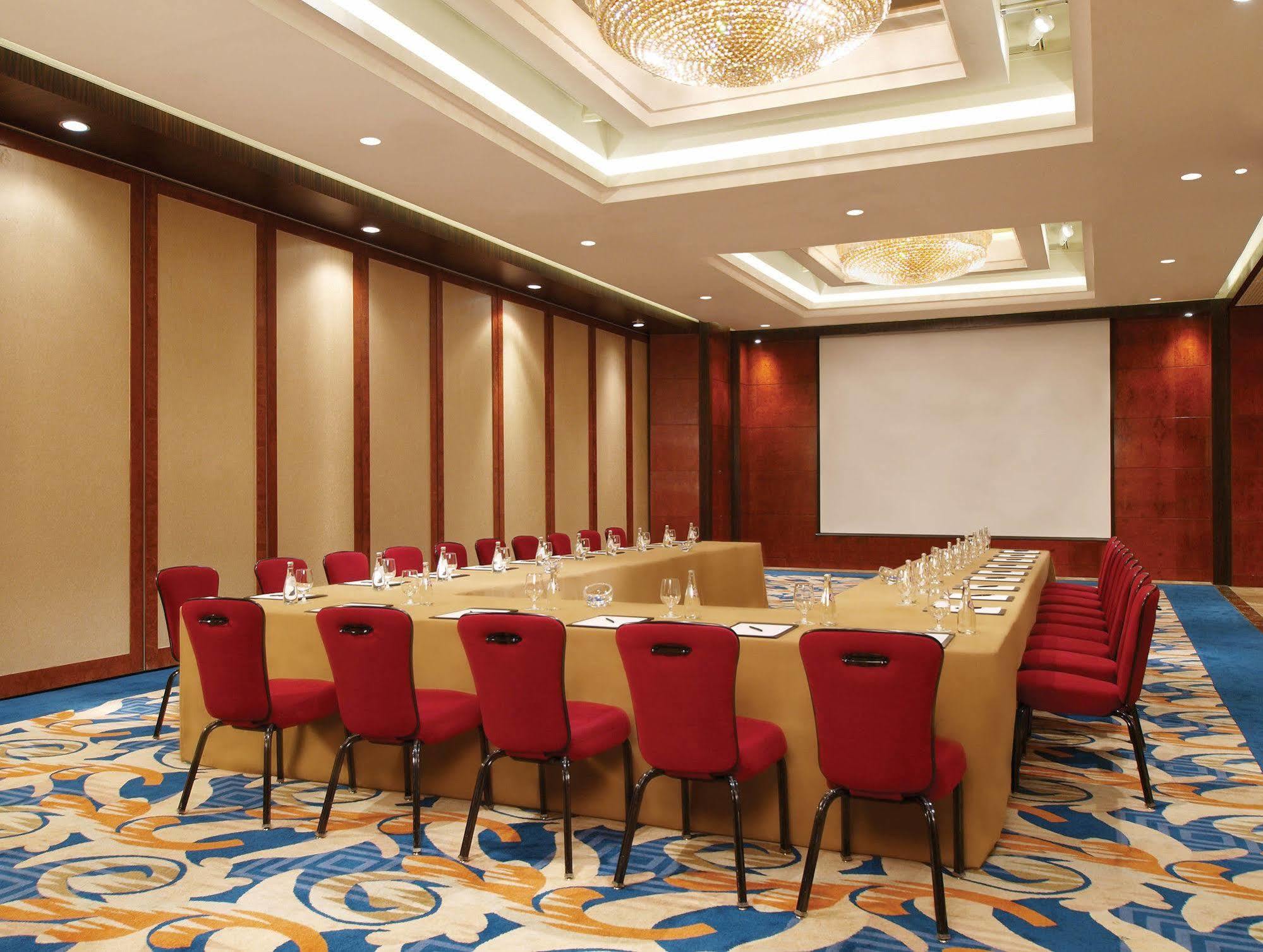 New Coast Hotel Manila Exterior foto Meeting room